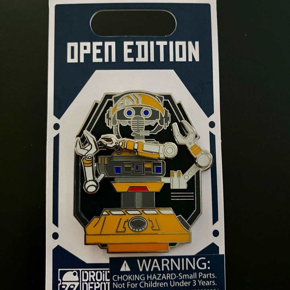 Disney Star Wars Moving 3-D Star Wars Droid Pin New Authentic On Card